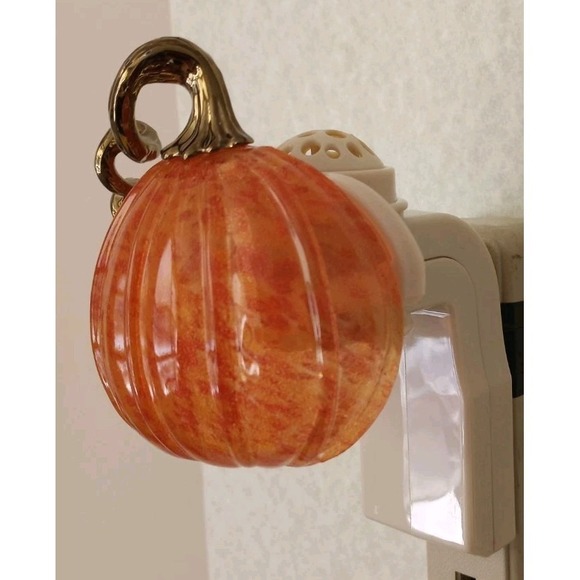 Bath Body Works Wallflower Plug In Pumpkin Night Light Holiday Thanksgiving Fall - Picture 5 of 8